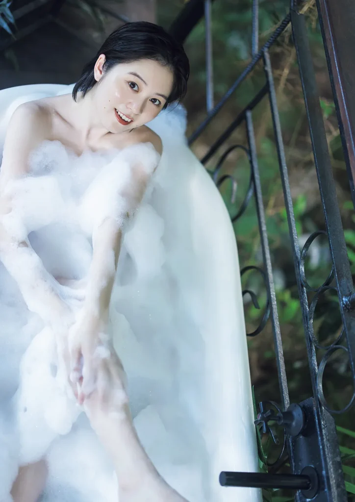 【最新】【電子書籍限定カバー】中島由貴写真集 blue Blue (声グラe-books) – 预览图