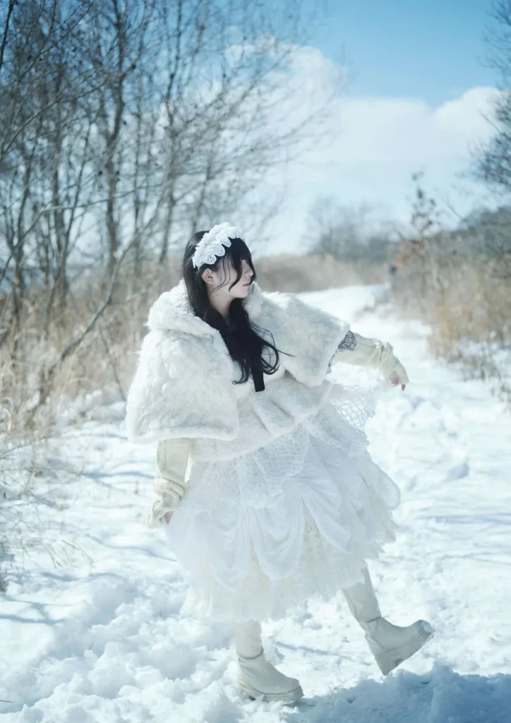 【最新】飯田エリカ×麻倉瑞季デジタル写真集３「薄氷と少女と真紅のコート」