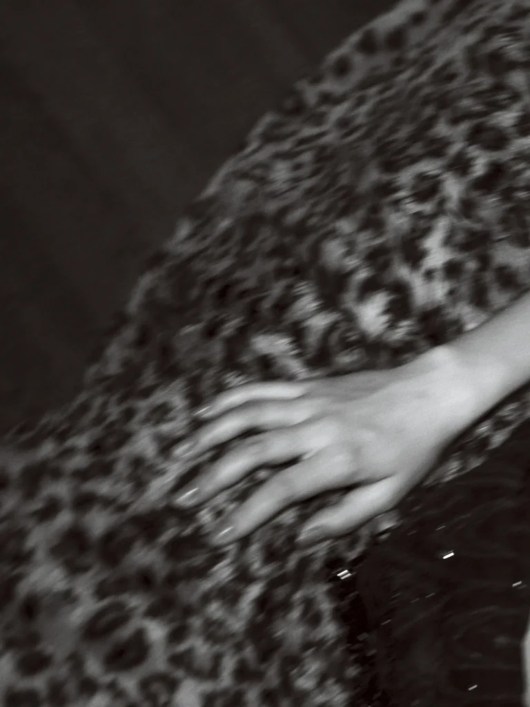 【最新】【電子版だけの特典４０ページ付き】高田里穂写真集　『素描』 – 预览图